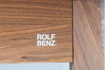 中古　美品　ドイツ　ROLF BENZ(ロルフベンツ)　965　ウォールナット材　モダンな脚線の構造のダイニングテーブル　(R-089840)