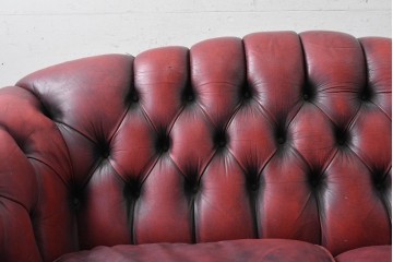 【簡易リペア限定品】　イギリスヴィンテージ　本革　チェスターフィールド　アーチ型の背もたれとボタン留めが上品な2人掛けソファ　(R-089856)
