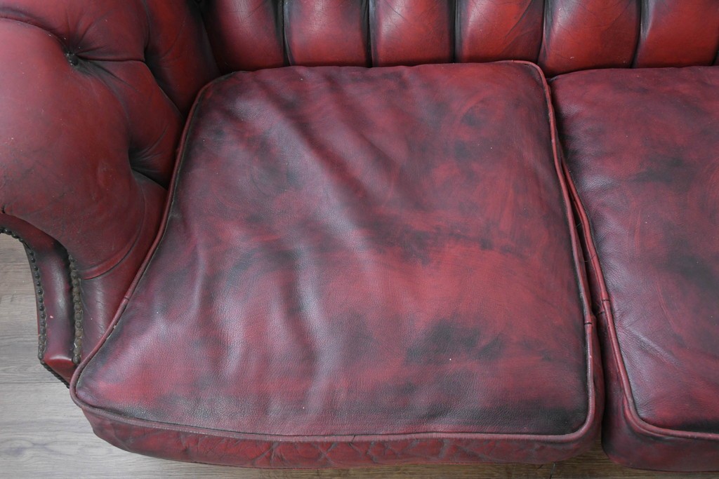 【簡易リペア限定品】　イギリスヴィンテージ　本革　チェスターフィールド　アーチ型の背もたれとボタン留めが上品な2人掛けソファ　(R-089856)