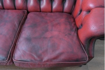 【簡易リペア限定品】　イギリスヴィンテージ　本革　チェスターフィールド　アーチ型の背もたれとボタン留めが上品な2人掛けソファ　(R-089856)