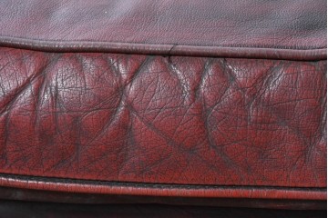 【簡易リペア限定品】　イギリスヴィンテージ　本革　チェスターフィールド　アーチ型の背もたれとボタン留めが上品な2人掛けソファ　(R-089856)