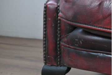 【簡易リペア限定品】　イギリスヴィンテージ　本革　チェスターフィールド　アーチ型の背もたれとボタン留めが上品な2人掛けソファ　(R-089856)