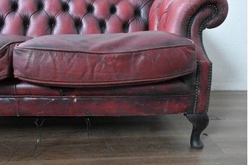 【簡易リペア限定品】　イギリスヴィンテージ　本革　チェスターフィールド　アーチ型の背もたれとボタン留めが上品な2人掛けソファ　(R-089856)