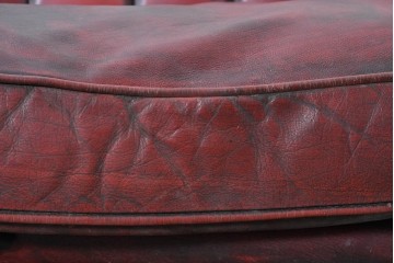 【簡易リペア限定品】　イギリスヴィンテージ　本革　チェスターフィールド　アーチ型の背もたれとボタン留めが上品な2人掛けソファ　(R-089856)
