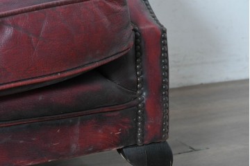 【簡易リペア限定品】　イギリスヴィンテージ　本革　チェスターフィールド　アーチ型の背もたれとボタン留めが上品な2人掛けソファ　(R-089856)