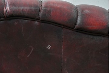 【簡易リペア限定品】　イギリスヴィンテージ　本革　チェスターフィールド　アーチ型の背もたれとボタン留めが上品な2人掛けソファ　(R-089856)