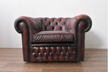 【簡易リペア限定品】　イギリスヴィンテージ　本革　チェスターフィールド　ボタン留めとロールアームがクラシカルな1人掛けソファ　(R-089857)