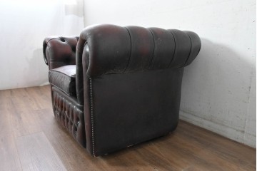 【簡易リペア限定品】　イギリスヴィンテージ　本革　チェスターフィールド　ボタン留めとロールアームがクラシカルな1人掛けソファ　(R-089857)