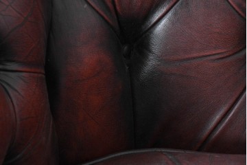 【簡易リペア限定品】　イギリスヴィンテージ　本革　チェスターフィールド　ボタン留めとロールアームがクラシカルな1人掛けソファ　(R-089857)