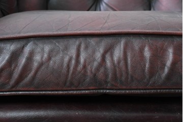 【簡易リペア限定品】　イギリスヴィンテージ　本革　チェスターフィールド　ボタン留めとロールアームがクラシカルな1人掛けソファ　(R-089857)