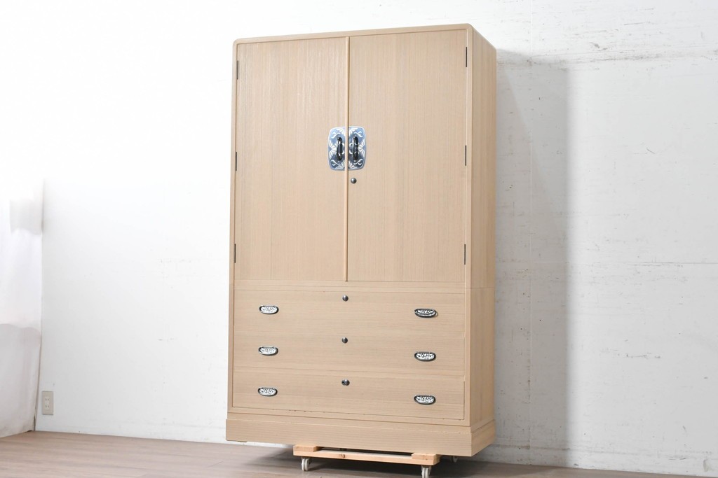 中古　美品　伝統工芸士　斉藤敬二作　重厚で華やかな金具がアクセントの加茂総桐箪笥　(R-089858)
