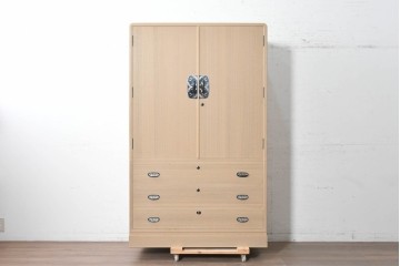 中古　美品　伝統工芸士　斉藤敬二作　重厚で華やかな金具がアクセントの加茂総桐箪笥　(R-089858)