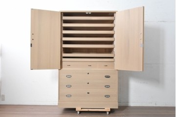 中古　美品　伝統工芸士　斉藤敬二作　重厚で華やかな金具がアクセントの加茂総桐箪笥　(R-089858)