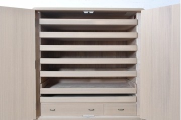 中古　美品　伝統工芸士　斉藤敬二作　重厚で華やかな金具がアクセントの加茂総桐箪笥　(R-089858)