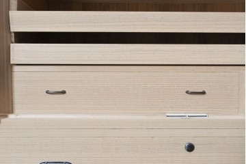 中古　美品　伝統工芸士　斉藤敬二作　重厚で華やかな金具がアクセントの加茂総桐箪笥　(R-089858)