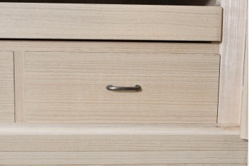 中古　美品　伝統工芸士　斉藤敬二作　重厚で華やかな金具がアクセントの加茂総桐箪笥　(R-089858)