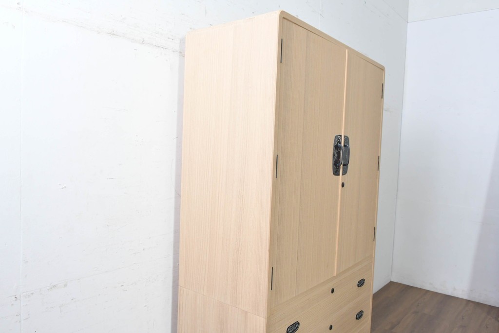 中古　美品　伝統工芸士　斉藤敬二作　重厚で華やかな金具がアクセントの加茂総桐箪笥　(R-089858)