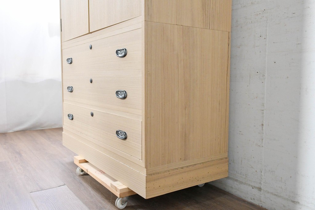 中古　美品　伝統工芸士　斉藤敬二作　重厚で華やかな金具がアクセントの加茂総桐箪笥　(R-089858)