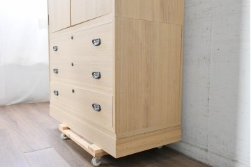 中古　美品　伝統工芸士　斉藤敬二作　重厚で華やかな金具がアクセントの加茂総桐箪笥　(R-089858)