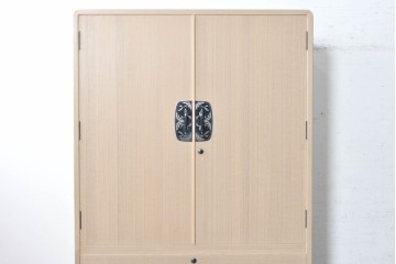 中古　美品　伝統工芸士　斉藤敬二作　重厚で華やかな金具がアクセントの加茂総桐箪笥　(R-089858)