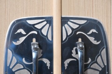 中古　美品　伝統工芸士　斉藤敬二作　重厚で華やかな金具がアクセントの加茂総桐箪笥　(R-089858)