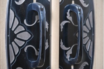 中古　美品　伝統工芸士　斉藤敬二作　重厚で華やかな金具がアクセントの加茂総桐箪笥　(R-089858)