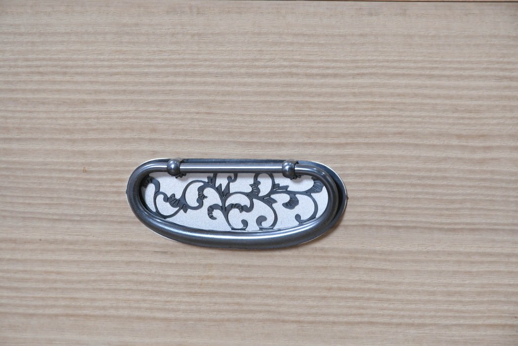 中古　美品　伝統工芸士　斉藤敬二作　重厚で華やかな金具がアクセントの加茂総桐箪笥　(R-089858)