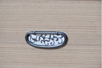 中古　美品　伝統工芸士　斉藤敬二作　重厚で華やかな金具がアクセントの加茂総桐箪笥　(R-089858)