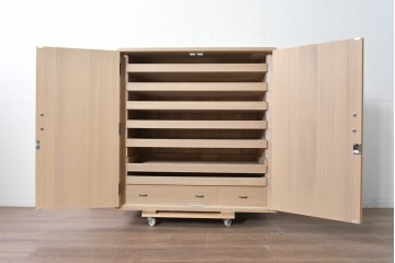 《台輪取り付け加工費込み》　中古　美品　伝統工芸士　斉藤敬二作　加茂桐箪笥　飾り金具が上品なアクセントの着物箪笥　(R-089859)