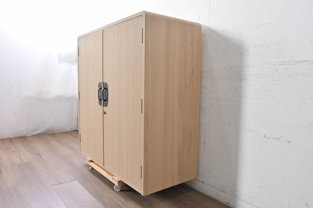《台輪取り付け加工費込み》　中古　美品　伝統工芸士　斉藤敬二作　加茂桐箪笥　飾り金具が上品なアクセントの着物箪笥　(R-089859)