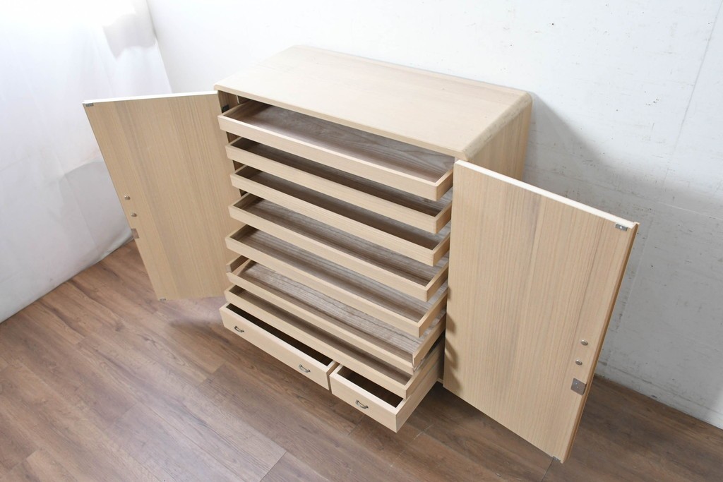《台輪取り付け加工費込み》　中古　美品　伝統工芸士　斉藤敬二作　加茂桐箪笥　飾り金具が上品なアクセントの着物箪笥　(R-089859)