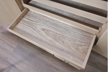 《台輪取り付け加工費込み》　中古　美品　伝統工芸士　斉藤敬二作　加茂桐箪笥　飾り金具が上品なアクセントの着物箪笥　(R-089859)