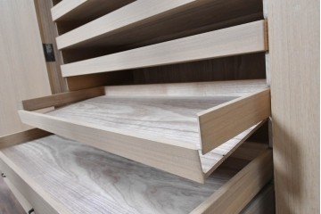 《台輪取り付け加工費込み》　中古　美品　伝統工芸士　斉藤敬二作　加茂桐箪笥　飾り金具が上品なアクセントの着物箪笥　(R-089859)
