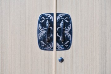 《台輪取り付け加工費込み》　中古　美品　伝統工芸士　斉藤敬二作　加茂桐箪笥　飾り金具が上品なアクセントの着物箪笥　(R-089859)