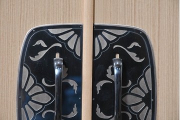 《台輪取り付け加工費込み》　中古　美品　伝統工芸士　斉藤敬二作　加茂桐箪笥　飾り金具が上品なアクセントの着物箪笥　(R-089859)