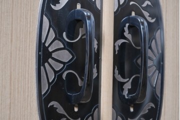 《台輪取り付け加工費込み》　中古　美品　伝統工芸士　斉藤敬二作　加茂桐箪笥　飾り金具が上品なアクセントの着物箪笥　(R-089859)