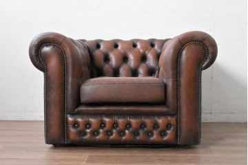 【簡易リペア限定品】　イギリスヴィンテージ　本革　チェスターフィールド　重厚なボタン留めと鋲飾りが魅力の1人掛けソファ　(R-089861)