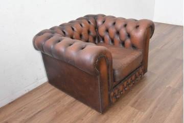 【簡易リペア限定品】　イギリスヴィンテージ　本革　チェスターフィールド　重厚なボタン留めと鋲飾りが魅力の1人掛けソファ　(R-089861)