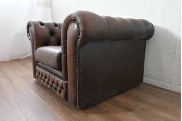 【簡易リペア限定品】　イギリスヴィンテージ　本革　チェスターフィールド　重厚なボタン留めと鋲飾りが魅力の1人掛けソファ　(R-089861)