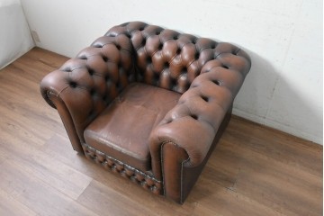 【簡易リペア限定品】　イギリスヴィンテージ　本革　チェスターフィールド　重厚なボタン留めと鋲飾りが魅力の1人掛けソファ　(R-089861)