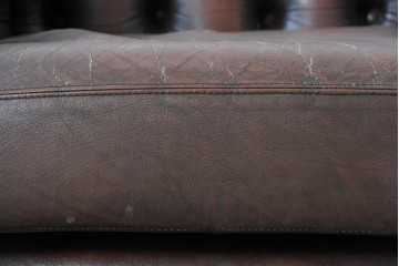 【簡易リペア限定品】　イギリスヴィンテージ　本革　チェスターフィールド　重厚なボタン留めと鋲飾りが魅力の1人掛けソファ　(R-089861)