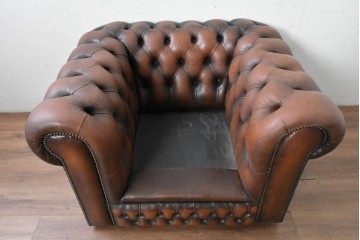 【簡易リペア限定品】　イギリスヴィンテージ　本革　チェスターフィールド　重厚なボタン留めと鋲飾りが魅力の1人掛けソファ　(R-089861)