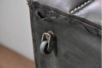 【簡易リペア限定品】　イギリスヴィンテージ　本革　チェスターフィールド　重厚なボタン留めと鋲飾りが魅力の1人掛けソファ　(R-089861)
