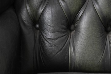 イギリスヴィンテージ　本革　チェスターフィールド　深みのあるグリーンカラーと鋲飾りが上品なウィングバックチェア　(R-089862)
