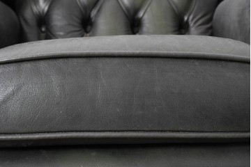 イギリスヴィンテージ　本革　チェスターフィールド　深みのあるグリーンカラーと鋲飾りが上品なウィングバックチェア　(R-089862)