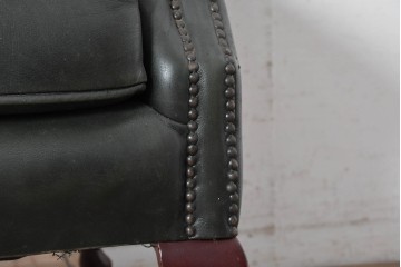 イギリスヴィンテージ　本革　チェスターフィールド　深みのあるグリーンカラーと鋲飾りが上品なウィングバックチェア　(R-089862)