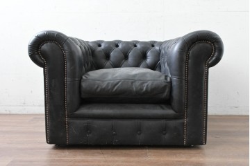 イギリスヴィンテージ　本革　重厚な佇まいとボタン留めが魅力のチェスターフィールドソファ　(R-089863)
