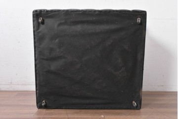 イギリスヴィンテージ　本革　重厚な佇まいとボタン留めが魅力のチェスターフィールドソファ　(R-089863)