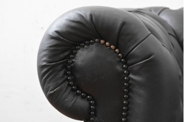 イギリスヴィンテージ　本革　チェスターフィールド　ボタン留めの装飾がクラシカルな1人掛けソファ　(R-089864)