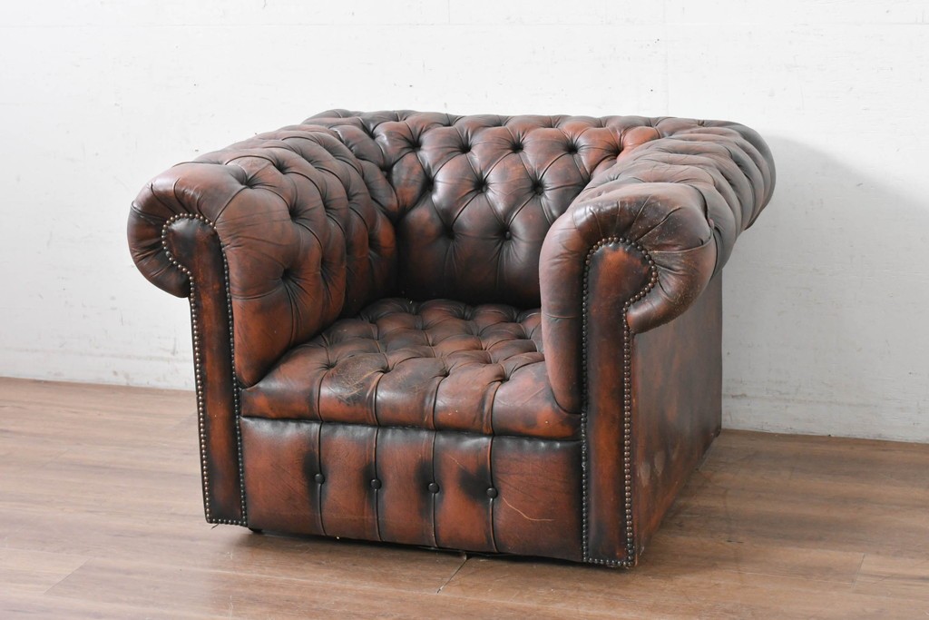 【簡易リペア限定品】　イギリスヴィンテージ　本革　チェスターフィールド　深みのある色艶とボタン留めが上品な1人掛けソファ　(R-089865)